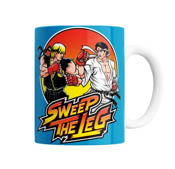 Taza de Cerámica Cobra Kai Johnny y Daniel Sweep the Leg