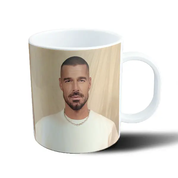 Taza de Plástico Ricky Martin Retrato Camiseta Blanca