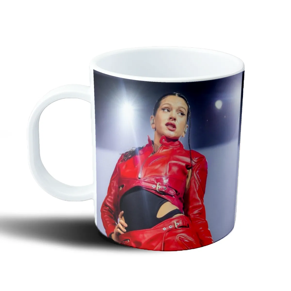 Taza de Plástico Rosalia Campera de Cuero Roja en Escenario - vista 2