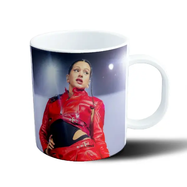 Taza de Plástico Rosalia Campera de Cuero Roja en Escenario