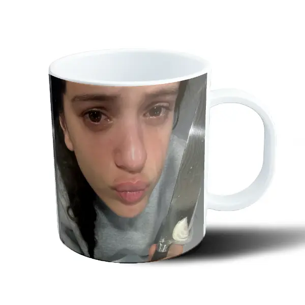 Taza de Plástico Rosalia Llorando Cuchillo Crema