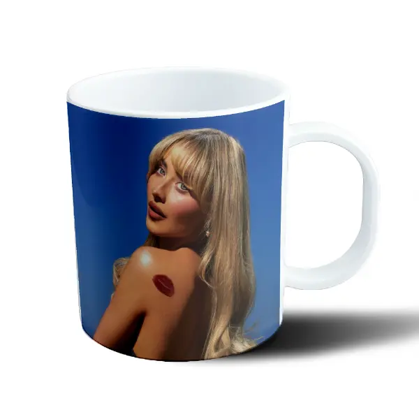 Taza de Plástico Sabrina Carpenter Beso en el Hombro