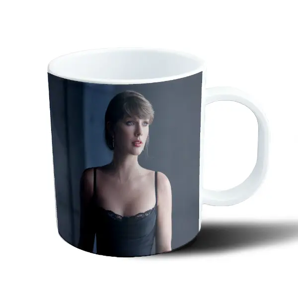 Taza de Plástico Taylor Swift Retrato Vestido Negro