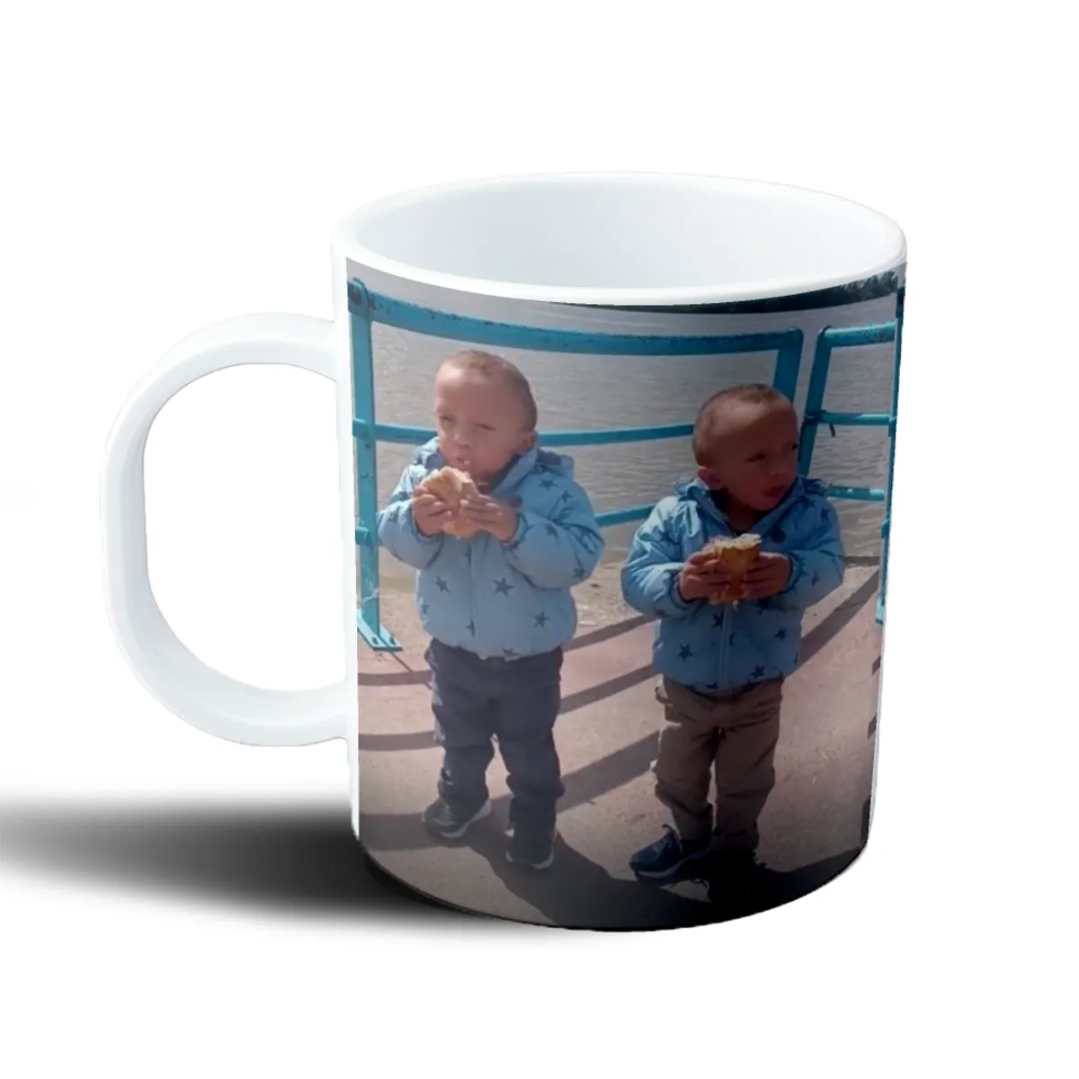 Taza de Plástico Thiago y Leo Comiendo Pan - vista 2