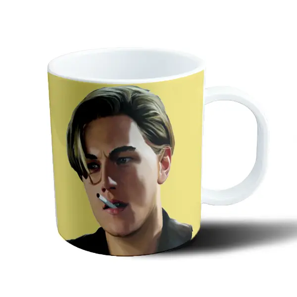 Taza de Plástico Titanic Retrato con Cigarrillo Fondo Amarillo