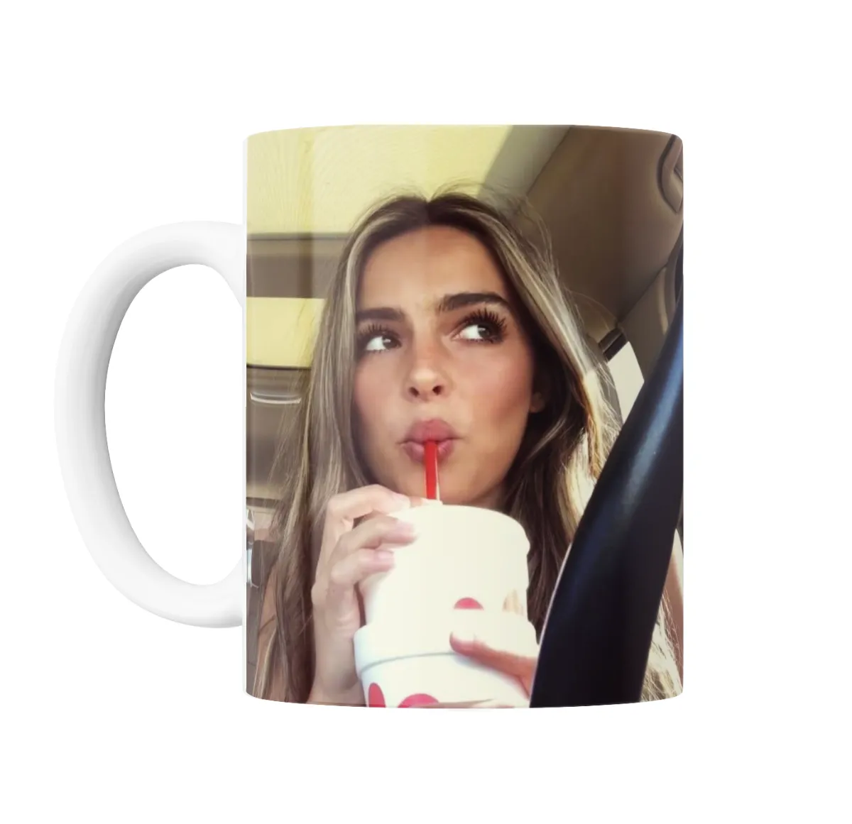 Taza de Cerámica Addison Rae Tomando Batido - vista 2