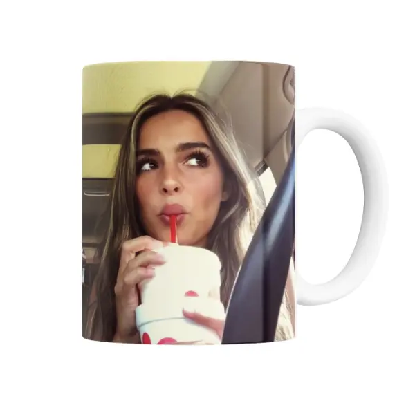 Taza de Cerámica Addison Rae Tomando Batido
