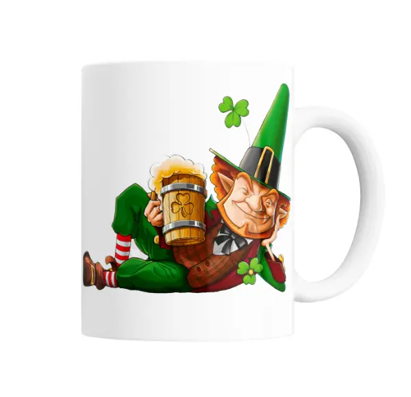 Taza de Cerámica San Patricio Duende Brindando con Cerveza