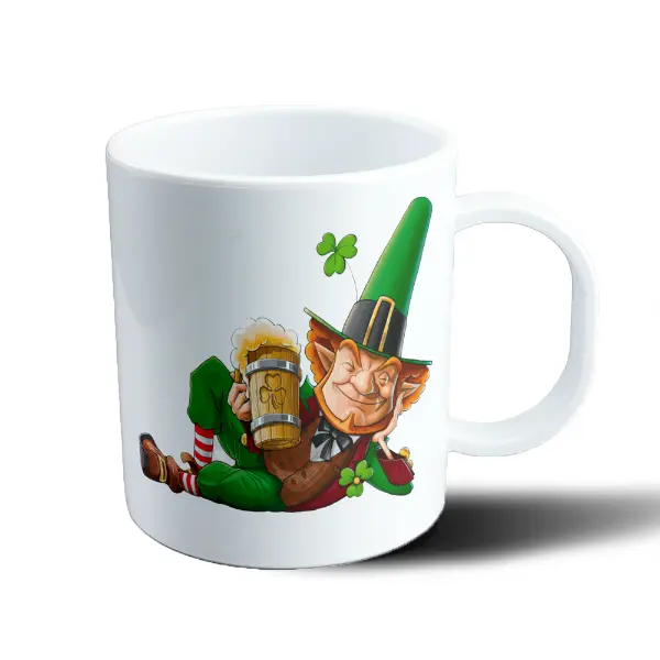 Taza de Plástico San Patricio Duende Brindando con Cerveza