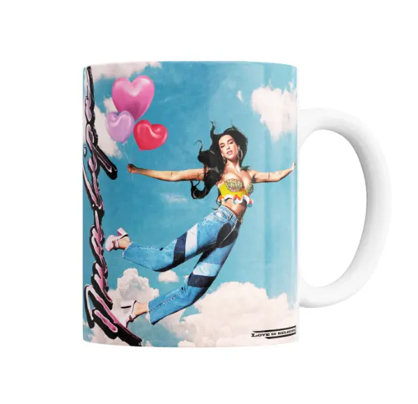 Taza de Cerámica Dua Lipa Vuelo con Globos de Corazón