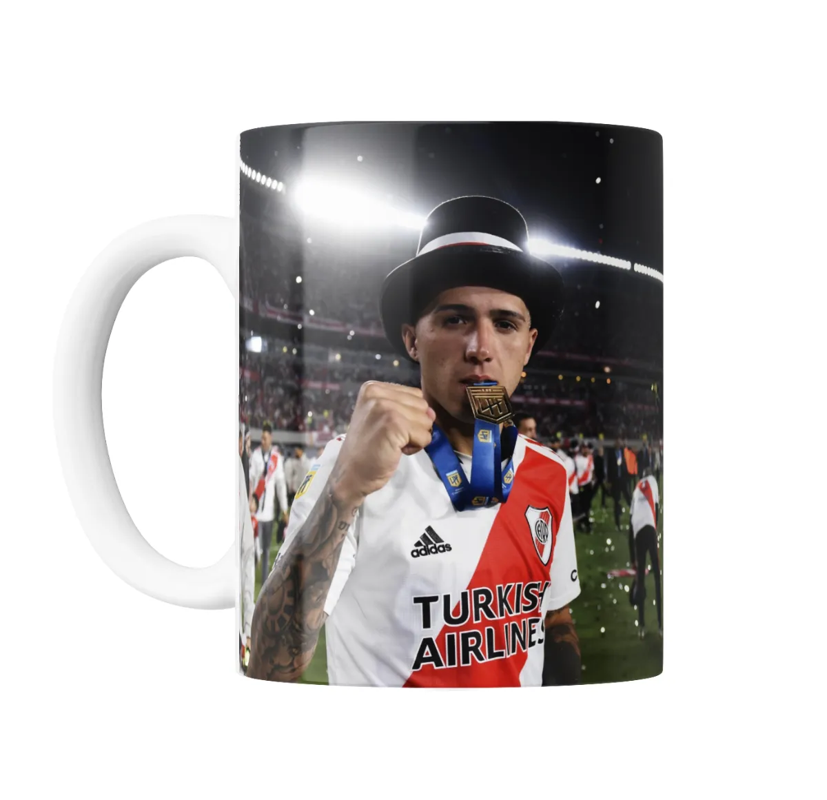 Taza de Cerámica Enzo Fernández con Medalla y Galera River - vista 2
