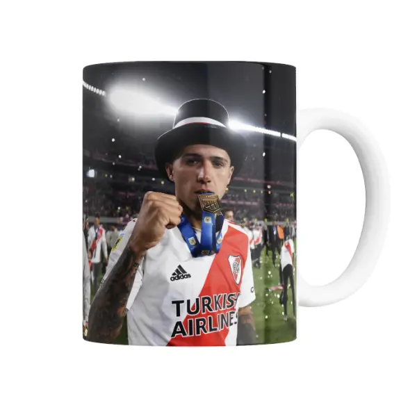 Taza de Cerámica Enzo Fernández con Medalla y Galera River