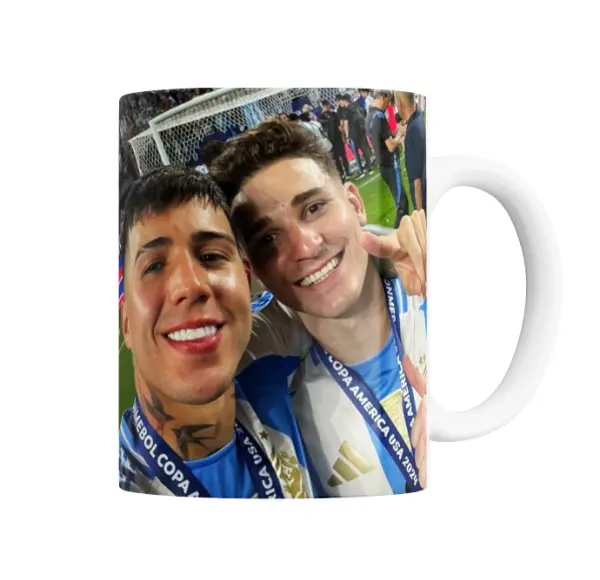 Taza de Cerámica Enzo Fernández y Julián Álvarez Selfie Copa América 2024