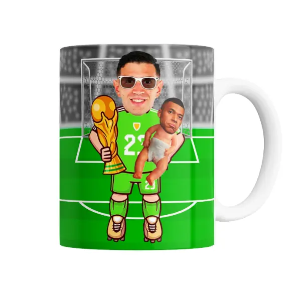 Taza de Cerámica Argentina Dibu Martinez con Trofeo y Bebé