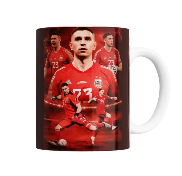 Taza de Cerámica Argentina Dibu Martinez Collage Rojo