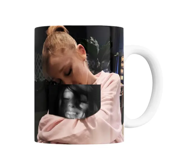 Taza de Cerámica Ariana Grande Collage Abrazo