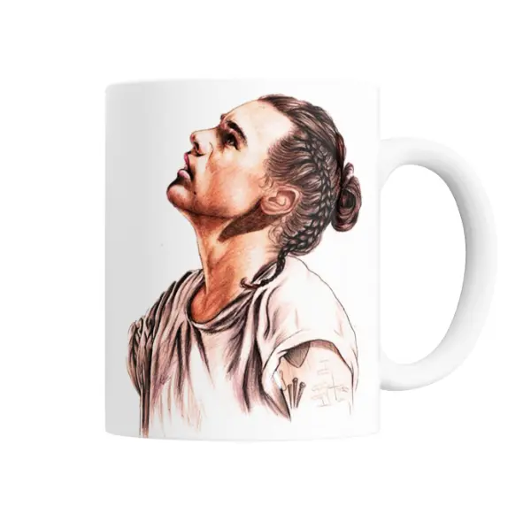Taza de Cerámica Harry Styles Retrato a Lápiz con Trenza
