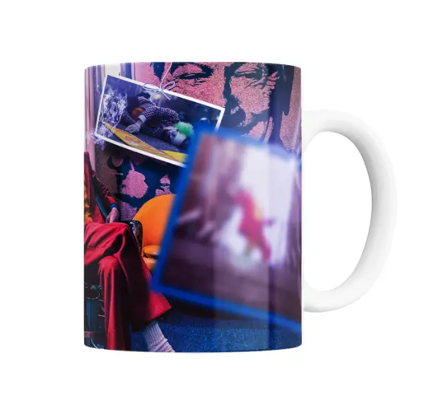 Taza de Cerámica Joker Fumando en Sillón Rojo
