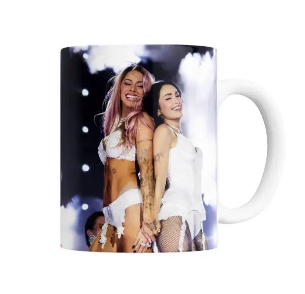 Taza de Cerámica Lali y Tini en escenario
