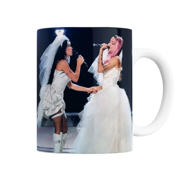 Taza de Cerámica Lali y Tini Vestidas de Novia en Escenario