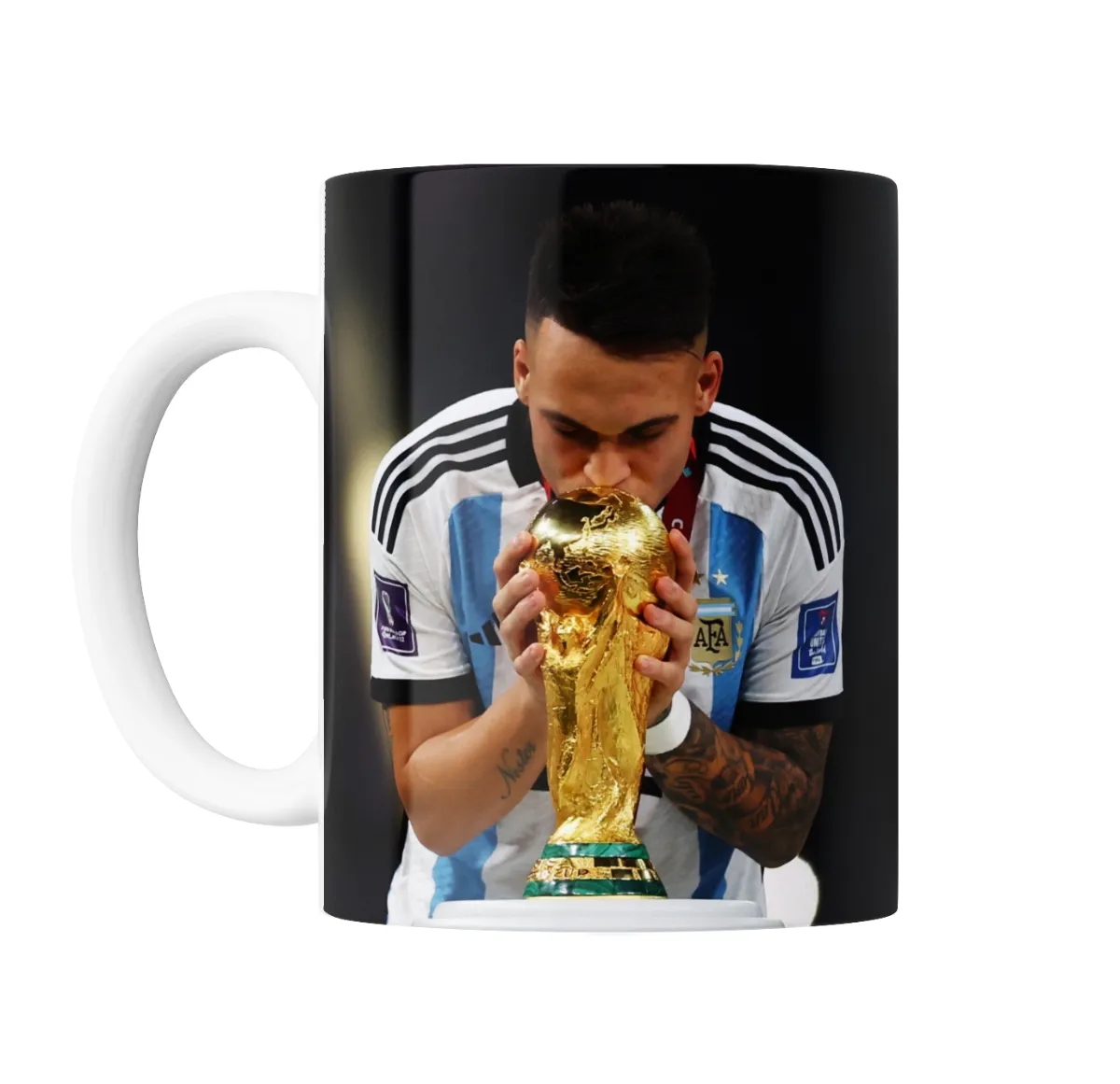 Taza de Cerámica Lautaro Martínez besando la Copa del Mundo - vista 2