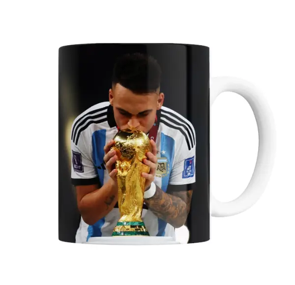 Taza de Cerámica Lautaro Martínez besando la Copa del Mundo