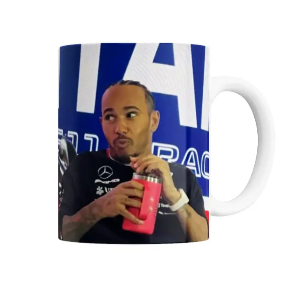 Taza de Cerámica Lewis Hamilton Tomando Bebida