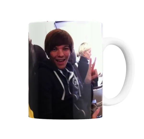 Taza de Cerámica Louis Tomlinson Selfie en Avión con Señal de Paz