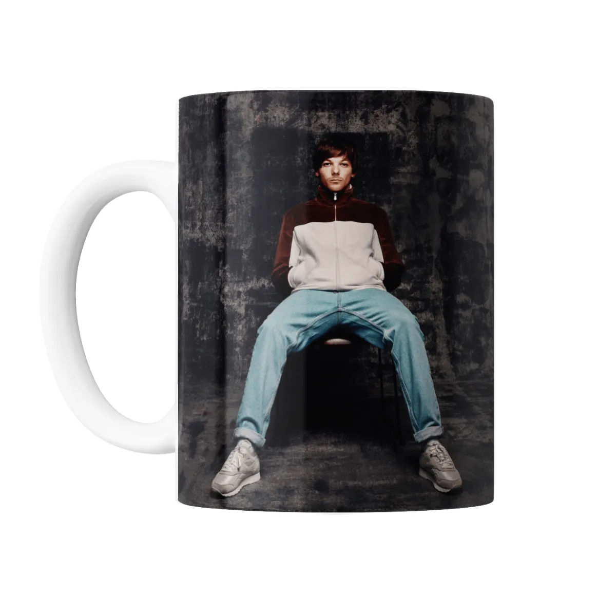 Taza de Cerámica Louis Tomlinson Sentado en Silla - vista 2