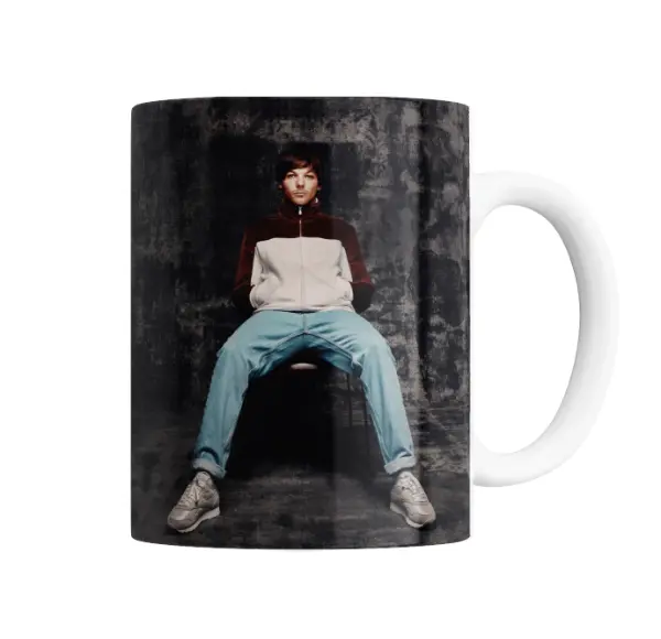 Taza de Cerámica Louis Tomlinson Sentado en Silla
