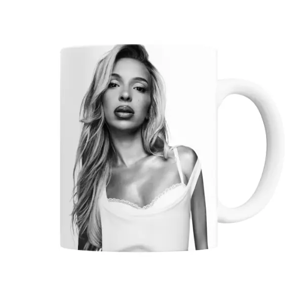 Taza de Cerámica Bad Gyal Retrato Blanco y Negro