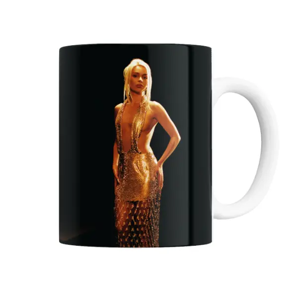 Taza de Cerámica Bad Gyal Vestido Dorado