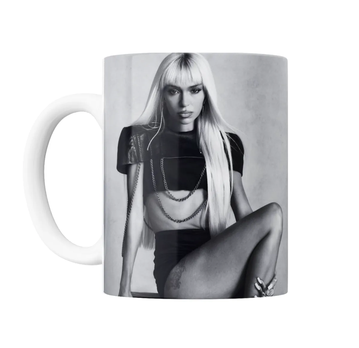 Taza de Cerámica Bad Gyal Foto Blanco y Negro - vista 2