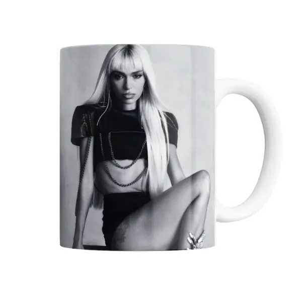 Taza de Cerámica Bad Gyal Foto Blanco y Negro