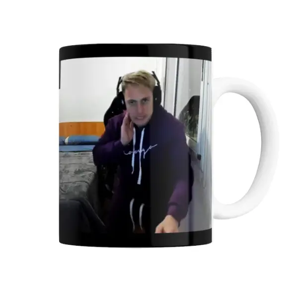 Taza de Cerámica Momo Streamer con Auriculares