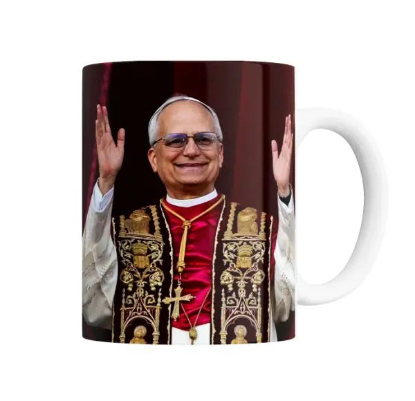 Taza de Cerámica Papa León XIV Saludando con Vestiduras Papales