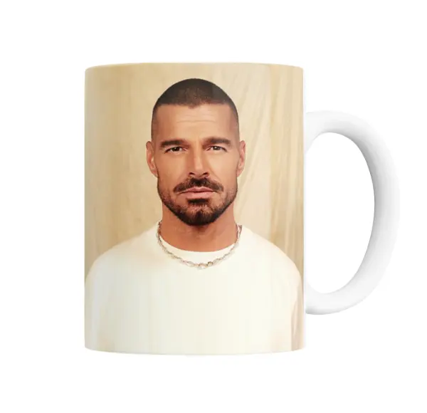 Taza de Cerámica Ricky Martin Retrato Camiseta Blanca