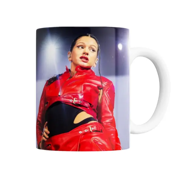 Taza de Cerámica Rosalia Campera de Cuero Roja en Escenario