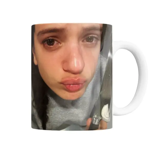 Taza de Cerámica Rosalia Llorando Cuchillo Crema