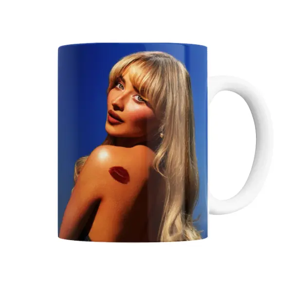 Taza de Cerámica Sabrina Carpenter Beso en el Hombro