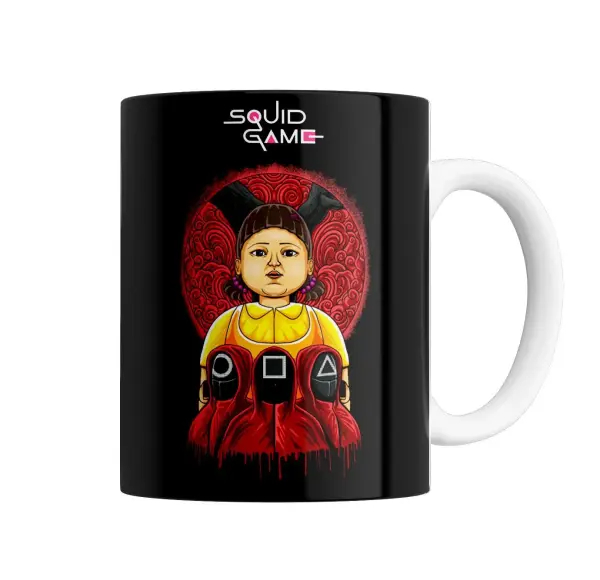 Taza de Cerámica Squid Game Muñeca Younghee y Guardias