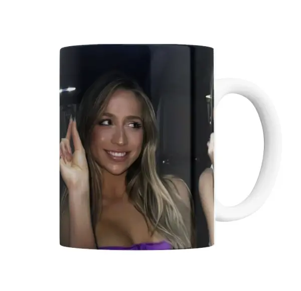 Taza de Cerámica Tate McRae Foto Sonriendo Top Violeta