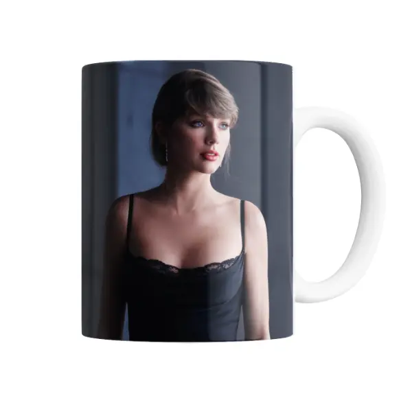 Taza de Cerámica Taylor Swift Retrato Vestido Negro