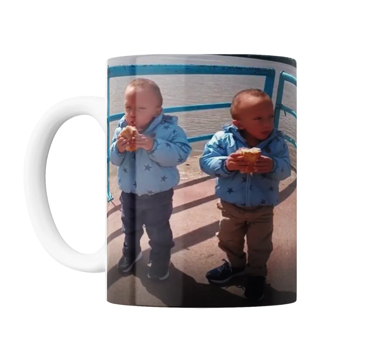 Taza de Cerámica Thiago y Leo Comiendo Pan - vista 2