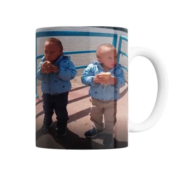 Taza de Cerámica Thiago y Leo Comiendo Pan