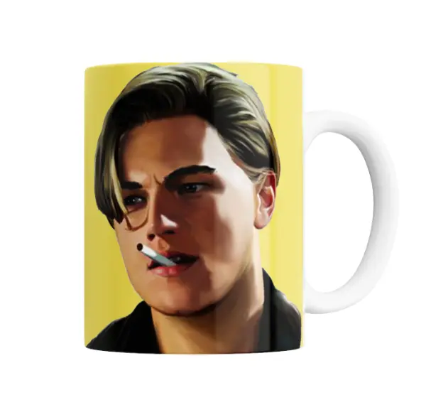 Taza de Cerámica Titanic Retrato con Cigarrillo Fondo Amarillo