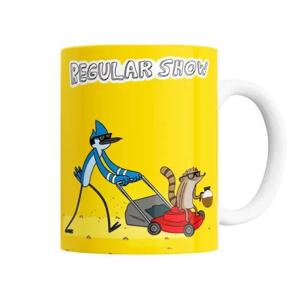 Taza de Cerámica Un Show Mas Mordecai y Rigby Cortando el Pasto