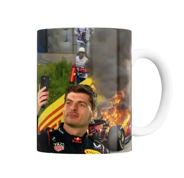 Taza de Cerámica Max Verstappen Selfie con Auto en Llamas
