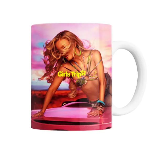 Taza de Cerámica Zara Larsson Girls Trip Chica Rubia en Auto Rosa