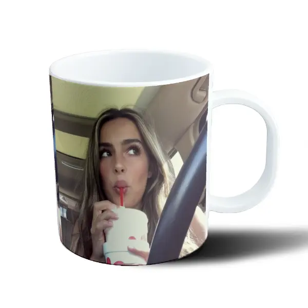 Taza de Plástico Addison Rae Tomando Batido